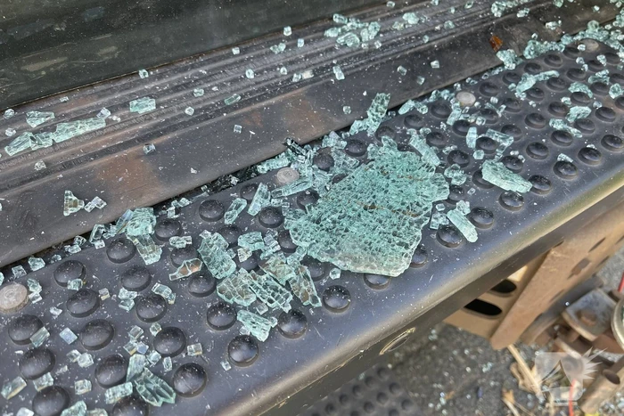 Achterruit 4x4-voertuig ingeslagen en tuingereedschap verdwenen