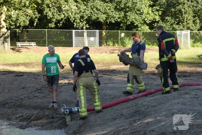 Brandweer vult nieuwe dierenvijver