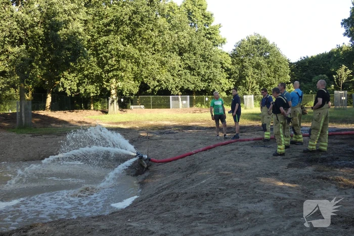 Brandweer vult nieuwe dierenvijver