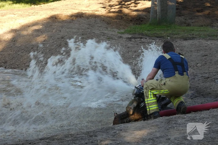 Brandweer vult nieuwe dierenvijver