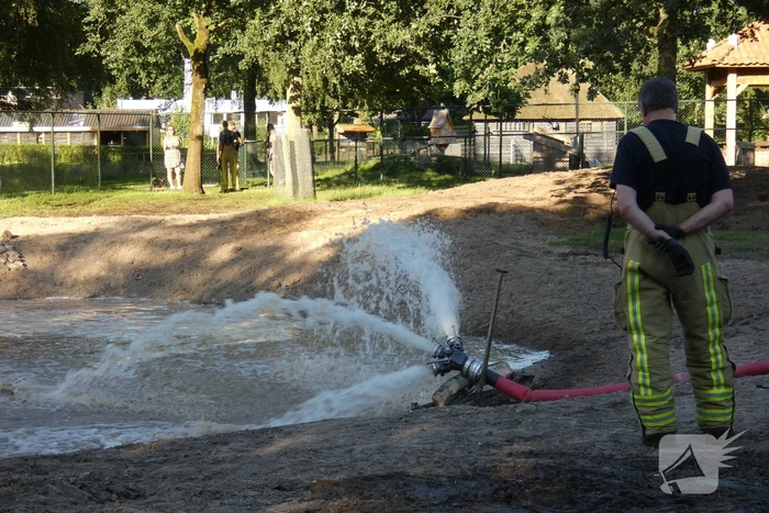 Brandweer vult nieuwe dierenvijver