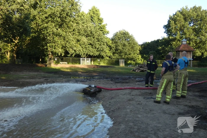 Brandweer vult nieuwe dierenvijver