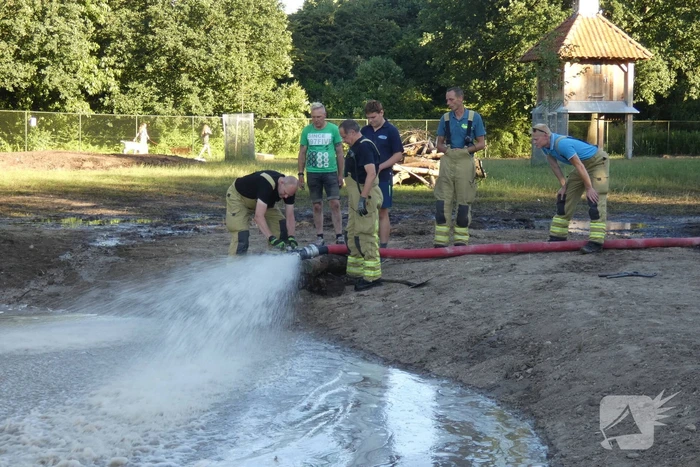 Brandweer vult nieuwe dierenvijver