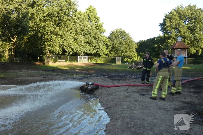 Brandweer vult nieuwe dierenvijver