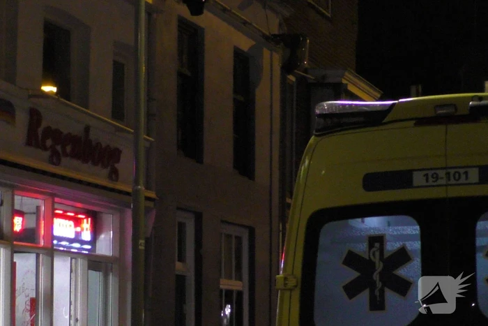 Persoon gewond door steekpartij voor restaurant Regenboog