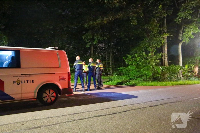Politie zoekt naar vermist minderjarig meisje in bos