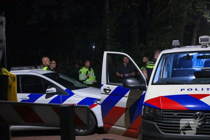 Politie zoekt naar vermist minderjarig meisje in bos