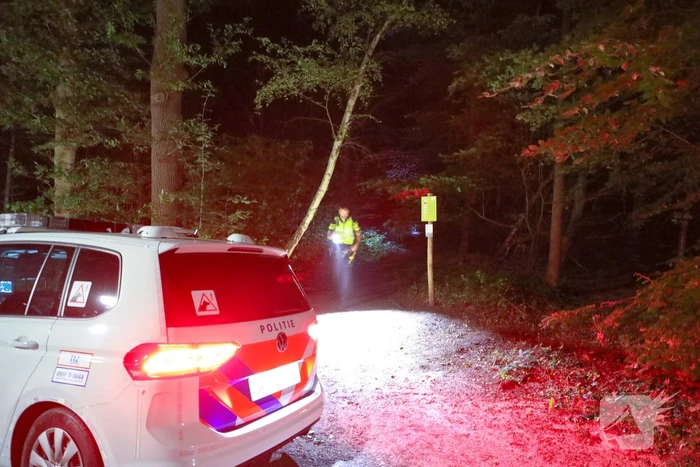 Politie zoekt naar vermist minderjarig meisje in bos