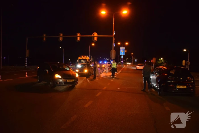 Auto rijdt door rood en botst op andere weggebruiker