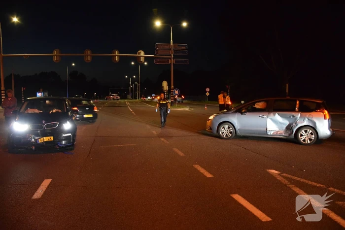 Auto rijdt door rood en botst op andere weggebruiker