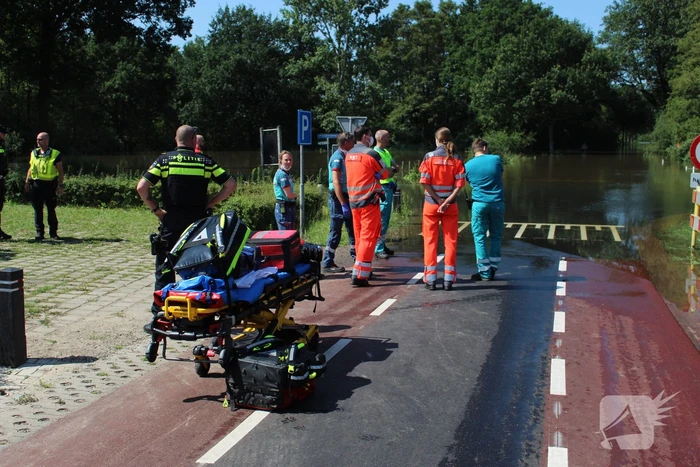 Persoon te water bij overstromingen