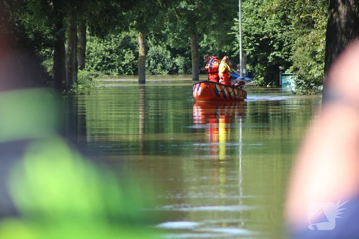 Persoon te water bij overstromingen