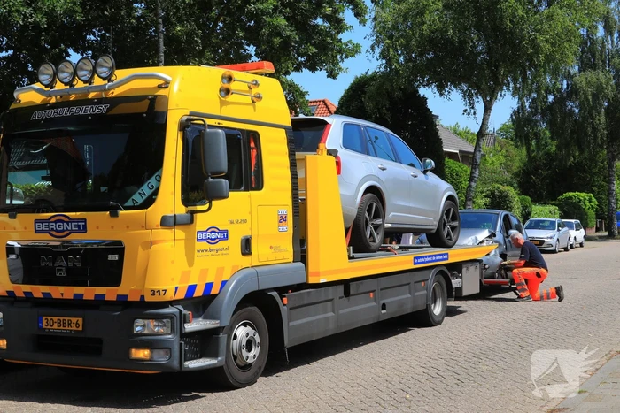 Auto's botsen op kruising