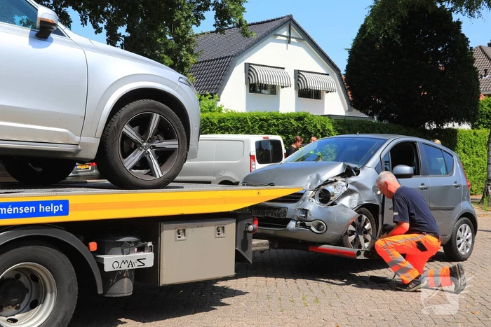 Auto's botsen op kruising