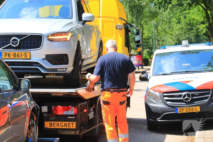 Auto's botsen op kruising