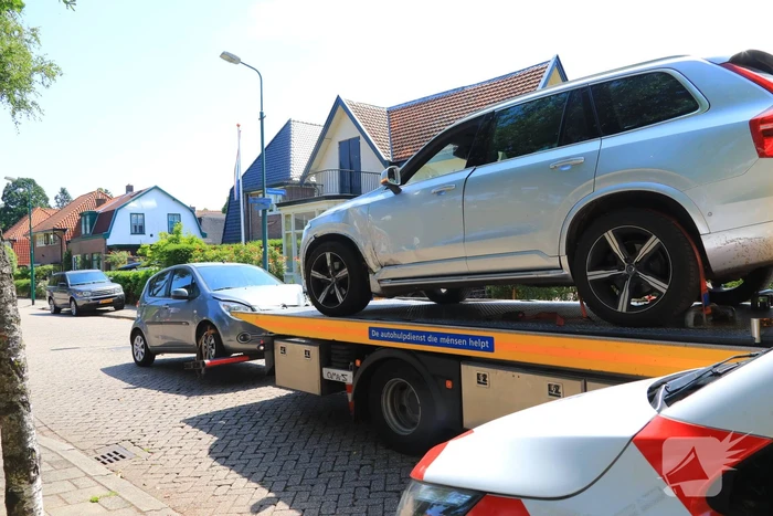 Auto's botsen op kruising