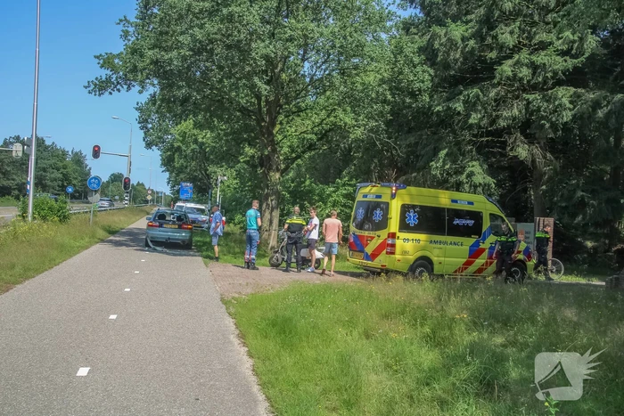 Scooterrijder botst met scooter achter op auto