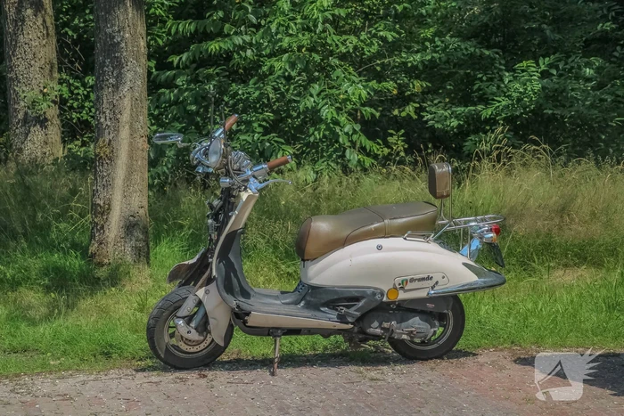 Scooterrijder botst met scooter achter op auto
