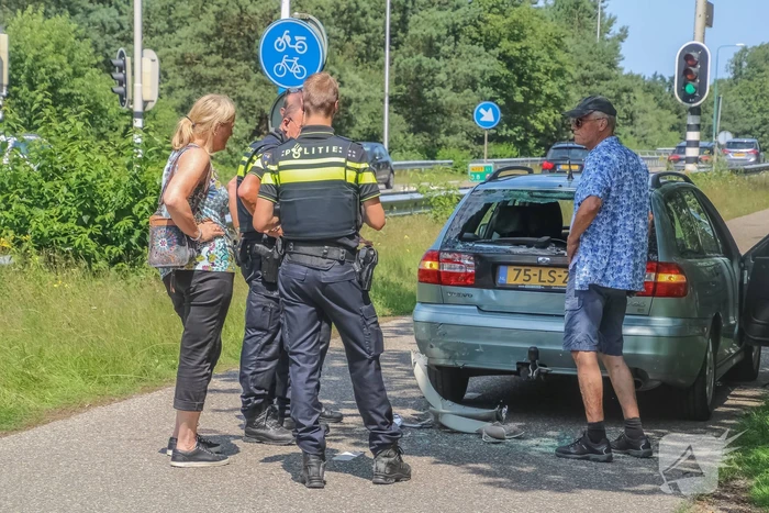 Scooterrijder botst met scooter achter op auto