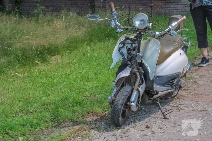 Scooterrijder botst met scooter achter op auto