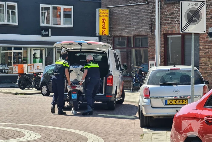 Scooterrijder slaat op de vlucht