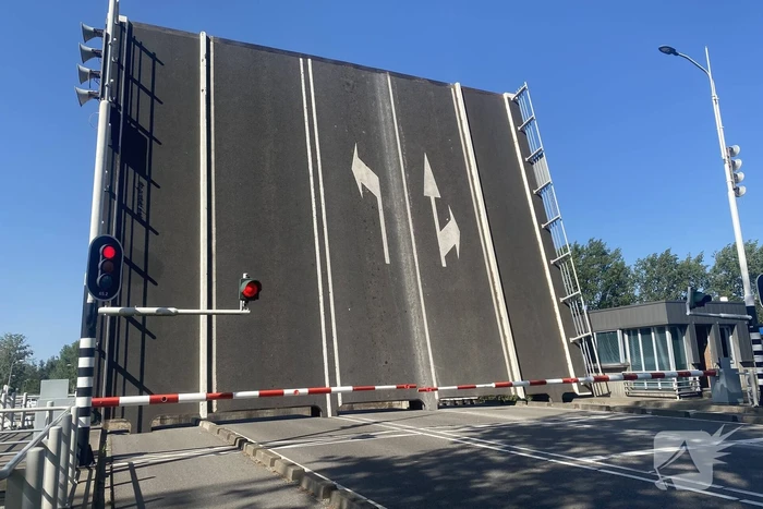 Geen verkeer mogelijk door kapotte brug