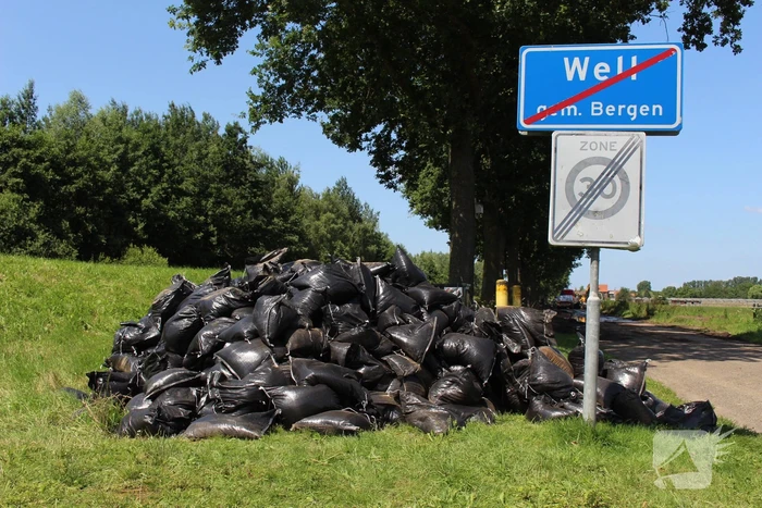 Leger versterkt dijk met zandzakken