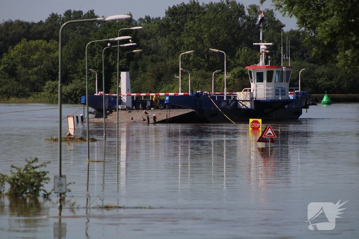 Leger versterkt dijk met zandzakken