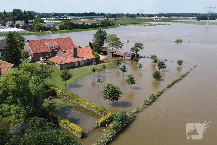 Leger versterkt dijk met zandzakken
