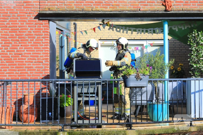 Barbecue met gasfles vat vlam
