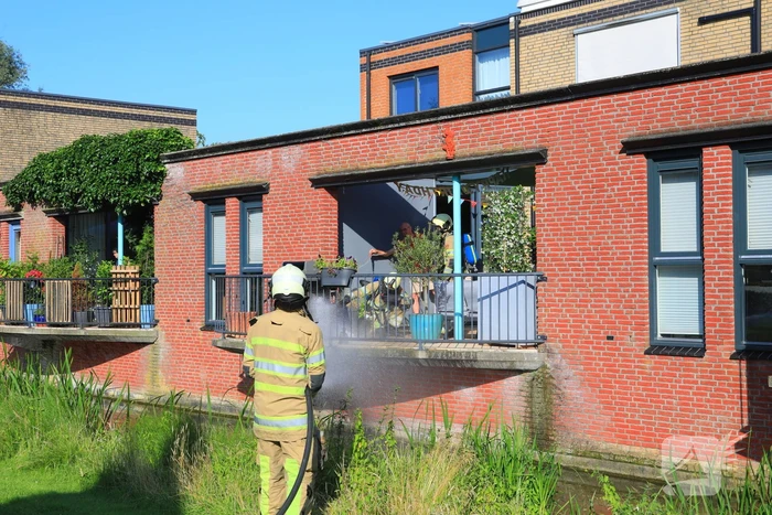 Barbecue met gasfles vat vlam