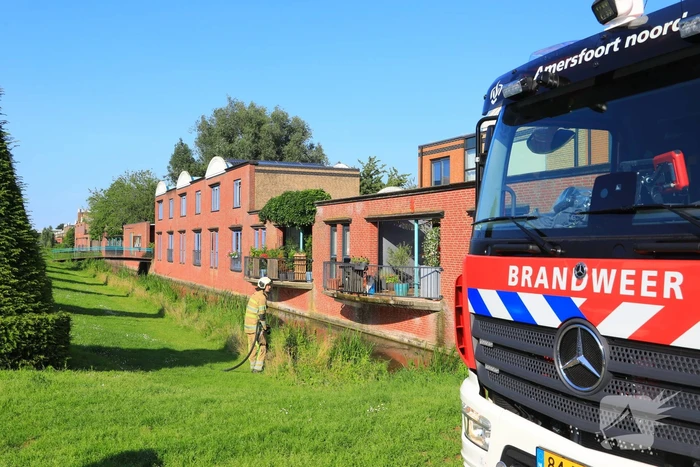 Barbecue met gasfles vat vlam