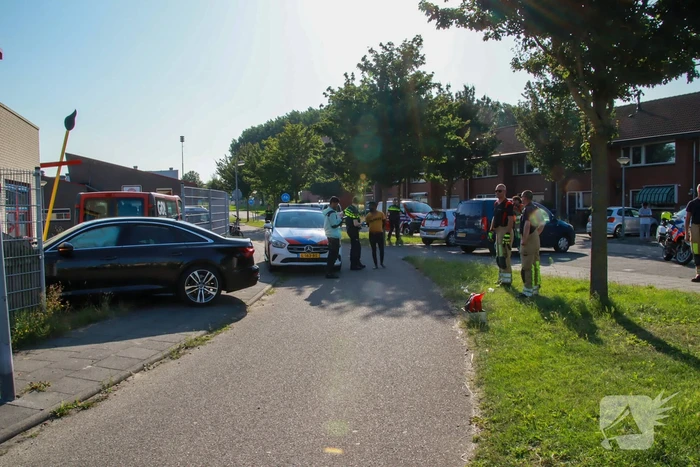 Personenauto rijdt hekwerk van kinderdagverblijf in