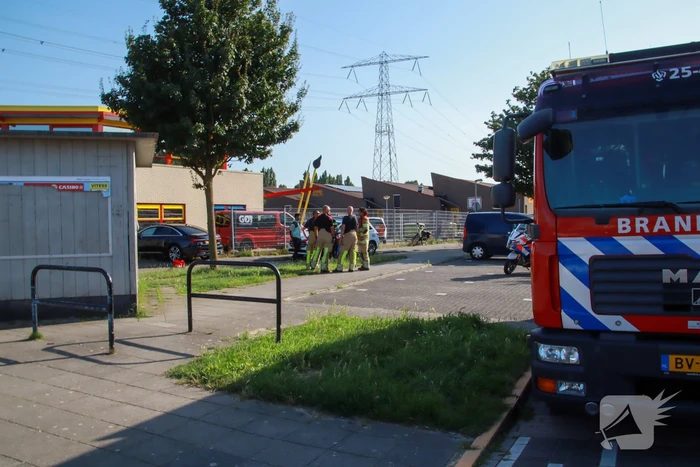 Personenauto rijdt hekwerk van kinderdagverblijf in