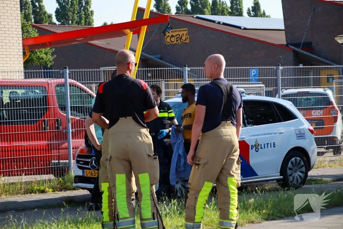 Personenauto rijdt hekwerk van kinderdagverblijf in