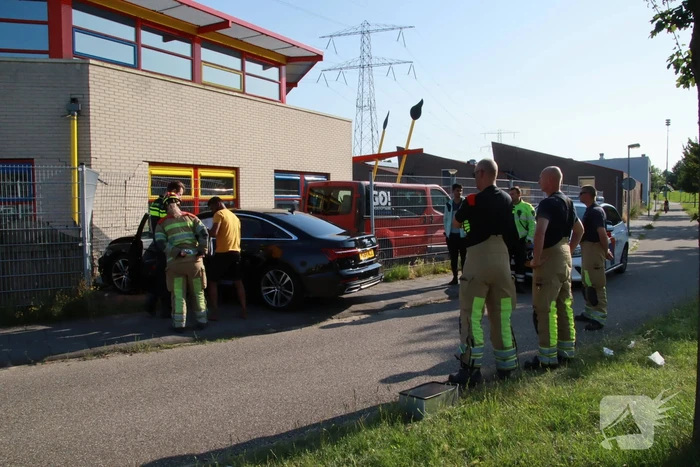 Personenauto rijdt hekwerk van kinderdagverblijf in