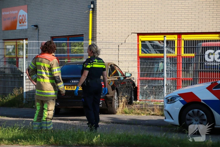 Personenauto rijdt hekwerk van kinderdagverblijf in