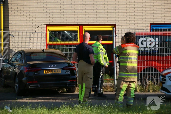 Personenauto rijdt hekwerk van kinderdagverblijf in