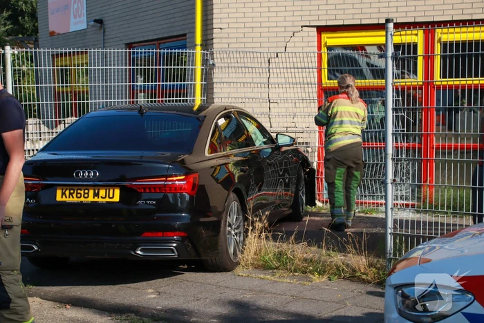 Personenauto rijdt hekwerk van kinderdagverblijf in