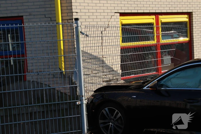 Personenauto rijdt hekwerk van kinderdagverblijf in