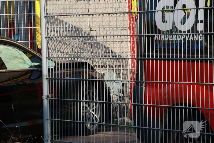 Personenauto rijdt hekwerk van kinderdagverblijf in