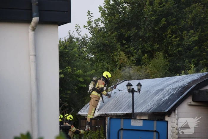 Schuur volledig in brand door accu e-bike