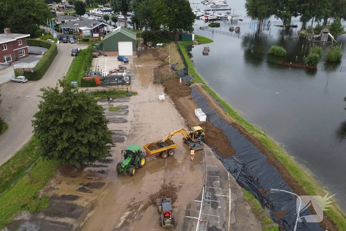 Zomerdijk recreatiegebied dreigt door te breken