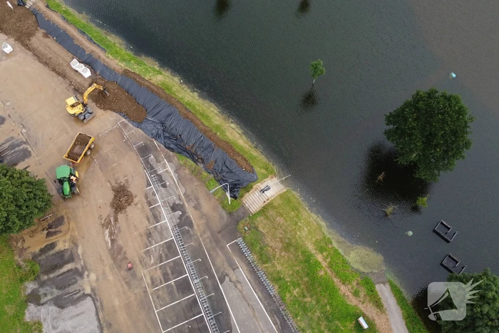 Zomerdijk recreatiegebied dreigt door te breken