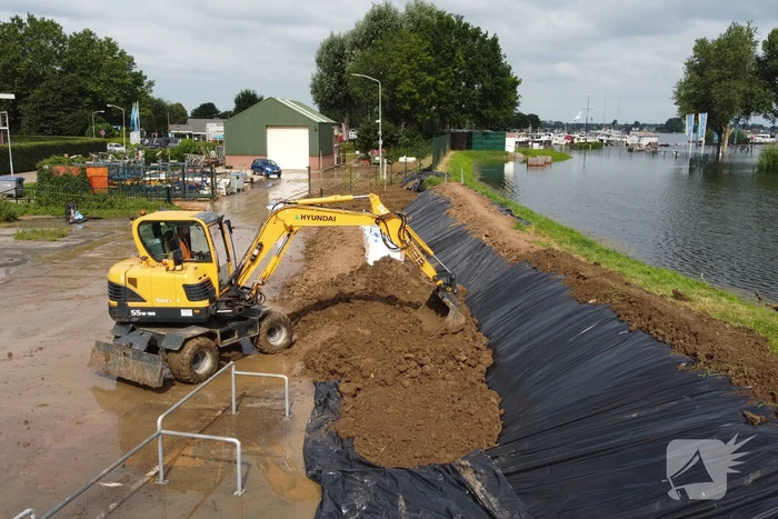 Zomerdijk recreatiegebied dreigt door te breken