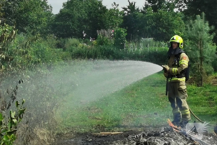 Buitenbrand slaat over na bomen en struiken