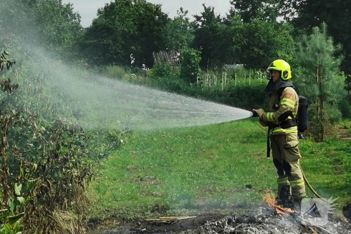 Buitenbrand slaat over na bomen en struiken