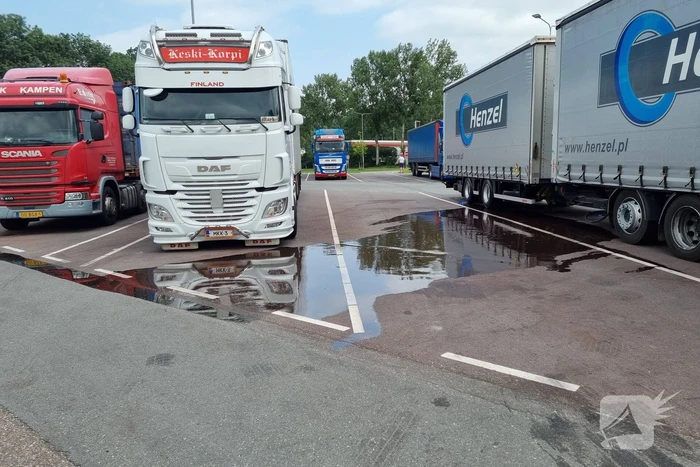 Vrachtwagen lekt liters gevaarlijke stoffen op parkeerplaats