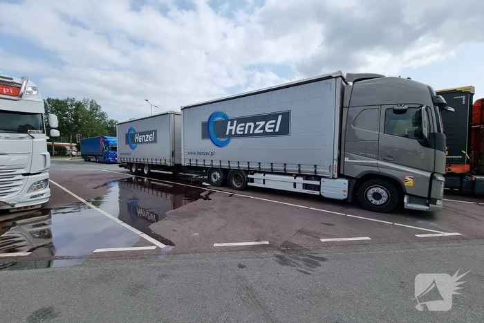Vrachtwagen lekt liters gevaarlijke stoffen op parkeerplaats