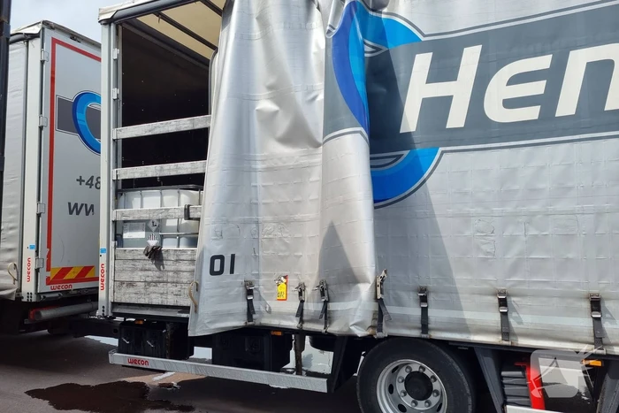 Vrachtwagen lekt liters gevaarlijke stoffen op parkeerplaats